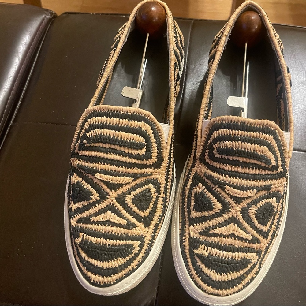 Women shoe Robert Clergerie. Black and cream color. Size. 7.5.
